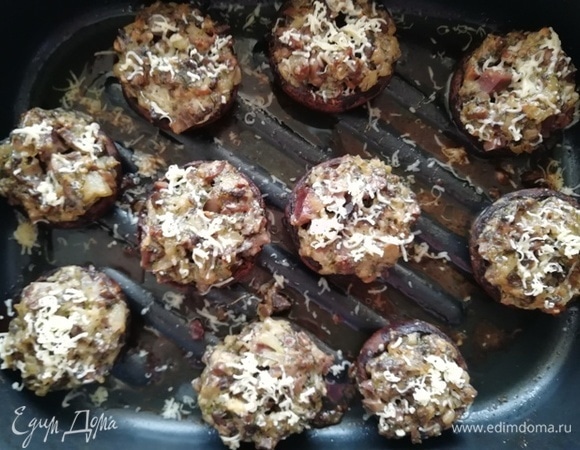 Запекаем шампиньоны в течение 20 минут при 200°С. Готовые шампиньоны посыпаем натертым сыром.