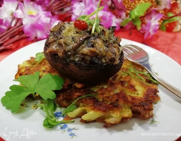 Подаем с картофельными драниками.