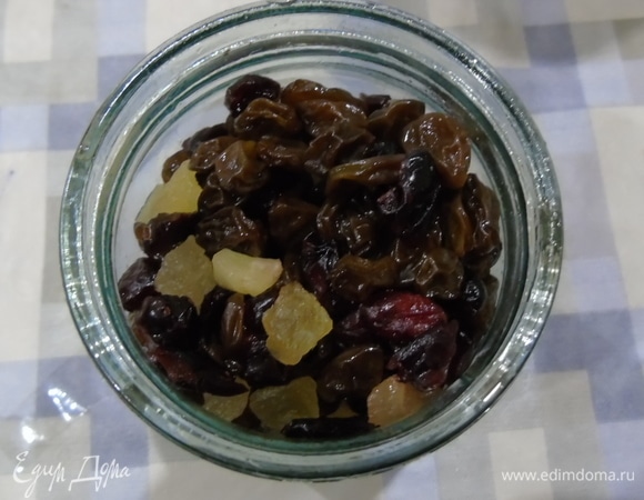 Изюм, клюкву и цукаты залейте на ночь коньяком. Я в этом году залила бурбоном, можете залить любым алкоголем по своему вкусу.