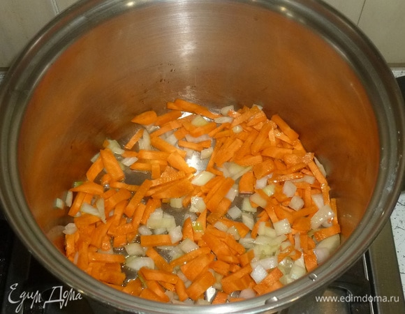 Лук мелко нарезать, морковь нарезать соломкой. В кастрюле с толстым дном разогреть масло, обжарить, помешивая, лук и морковь. Если такой кастрюли нет, то обжарку можно сделать отдельно в сковороде.