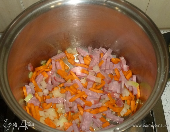 Ветчину нарезать тонкой соломкой, выложить в кастрюлю. Готовить, помешивая, еще несколько минут. В это время вскипятить чайник.