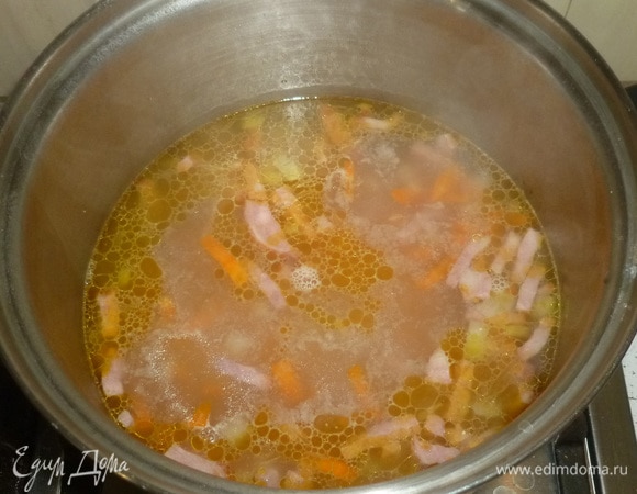 Налить в кастрюлю примерно 1 л кипятка. Довести до кипения. В это время картофель нарезать кубиками и положить в суп. Варить 10 минут. Добавить макароны (для супа я предпочитаю брать мелкие фигурные макароны). Варить еще 10 минут.