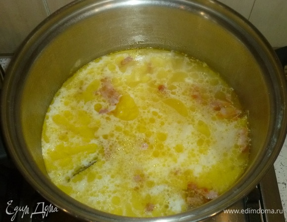 В конце приготовления добавить лавровый лист, плавленый сыр, размешать. Влить сливки. Попробовать на вкус и при необходимости посолить и поперчить.