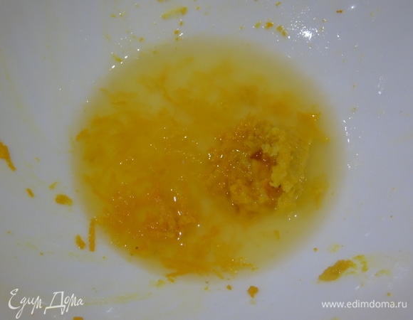 С лимона снимите цедру и выдавите сок.