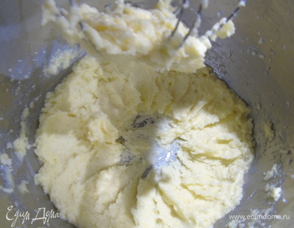 Взбейте мягкое сливочное масло с сахаром и ванилью.