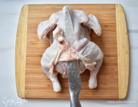 Аккуратно снять с тушки кожу. Можно разрезать тушку вдоль по спинке или стянуть кожу, не разрезая. Для этого ножом отсоединить кожу вдоль по спинке. Старайтесь не повредить ее целостность.