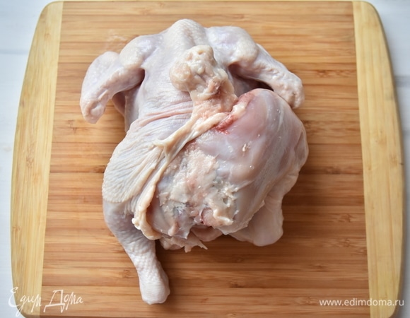 Через нижнее отверстие сначала ножом надрезать места соединения кожи с мышцами. Затем по одной освободить от кожи куриные ножки.