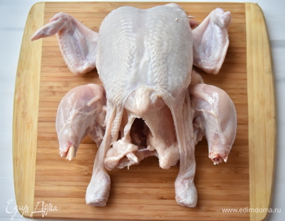 Для того, чтобы в коже ножек не было отверстий, ножом разрубить кость в нижней части окорочка, оставив часть сустава с кожей. Стянуть кожу с грудки до плечевых костей и соединения крыльев с грудиной.