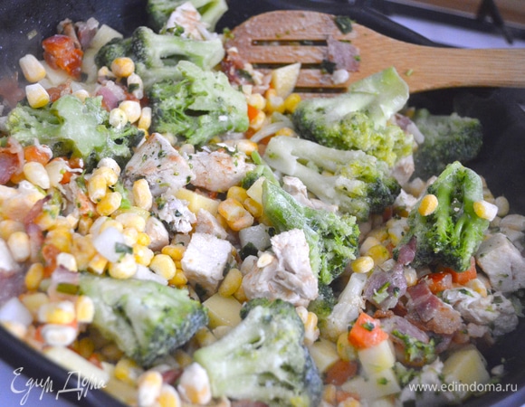 Добавить через 2–3 минуты нарезанные на такие же кубики картофель, морковь и болгарский перец, кукурузу, добавить куриный бульон и брокколи. Во время сезонного отсутствия каких-либо овощей можно использовать их в замороженном виде. Добавить специи: тимьян, розмарин, черный перец. Все проварить до мягкости картофеля (около 10 минут).