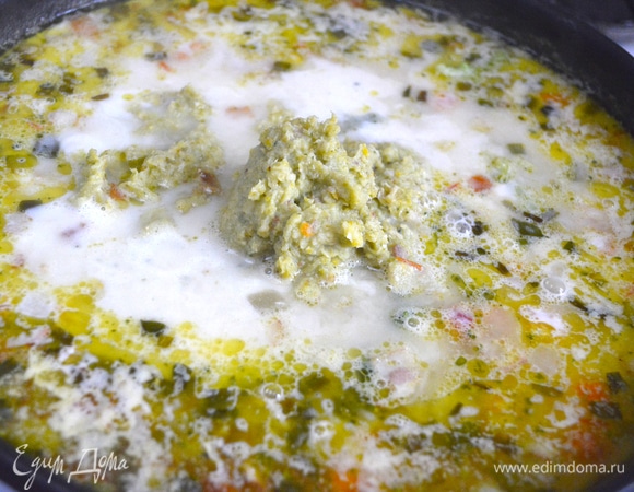 Половину супа пюрировать, вернуть в сотейник.