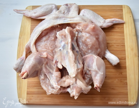 Разрезать места соединения крыльев и грудины. Крылья оставить целыми. Освободить мясо от реберных костей, грудины и хребта.