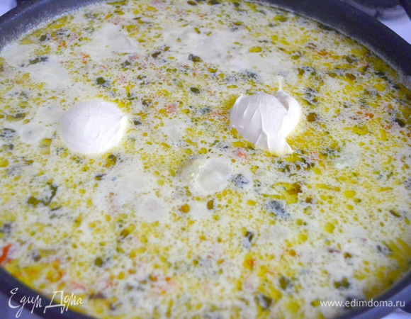 Добавить сливки и сливочный сыр. Варить 2–3 минуты.