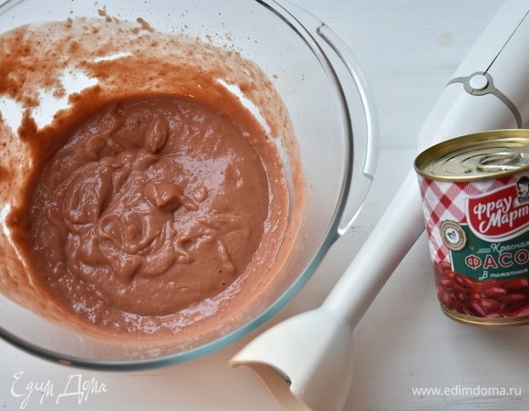 Консервированную фасоль в томатном соусе ТМ «Фрау Марта» выложить в миску и пюрировать с помощью блендера.