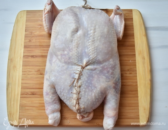 Уложить слой фарша поверх мяса курицы, предварительно немного отодвинув филе грудки (им накроем начинку сверху). Поверх мясного фарша распределить начинку из фасоли и жареных шампиньонов. Накрыть сверху начинку отодвинутым филе грудки и зашить отверстие в коже кулинарной нитью.