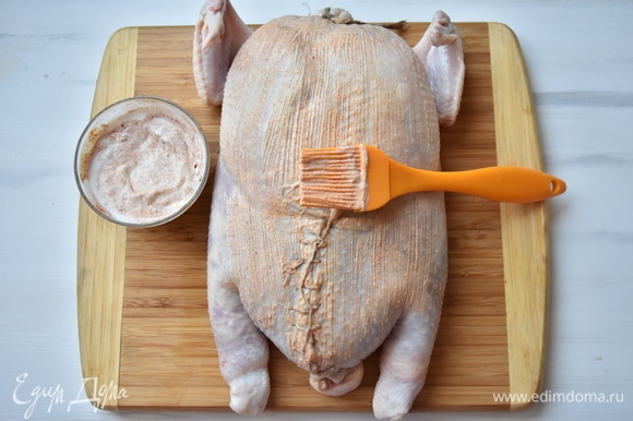 Птицу смазать смесью сметаны и паприки. Запекать в духовке, разогретой до 90°C, около 1 часа. Перед подачей галантин следует охладить.