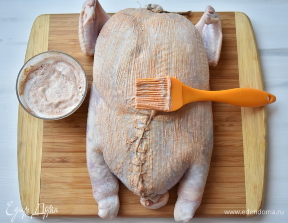 Птицу смазать смесью сметаны и паприки. Запекать в духовке, разогретой до 90°C, около 1 часа. Перед подачей галантин следует охладить.