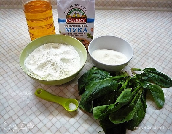 Приготовим ингредиенты для зеленых орекьетте. Шпинат замачиваем в воде, даем постоять, затем хорошо промываем проточной водой. Затем опускаем в кастрюлю с кипящей подсоленной водой и варим 2–3 минуты.