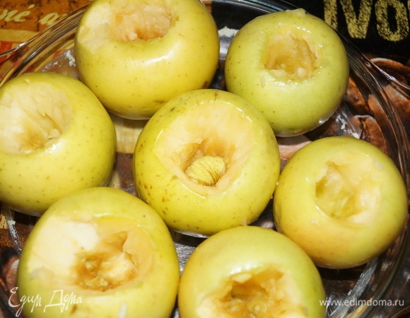 Яблоки вымыть, вырезать сердцевину, выложить на смазанную маслом форму.