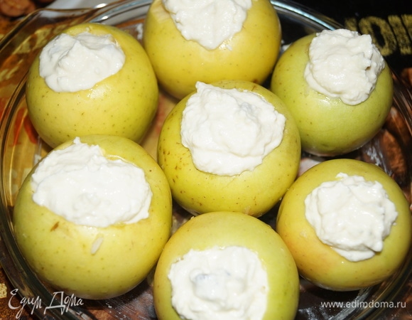 Заполнить яблоки начинкой.