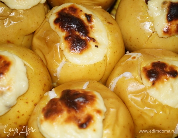 Поставить форму в микроволновку, включить функцию «комбинирование» во втором режиме, почтавить на 25 минут (смотрите после 18 минут, мощность у всех печей разная). В духовке время такое же, температура 220°C. Требуется контроль, чтобы начинка не пригорела и яблоки пропеклись, как вам нужно.