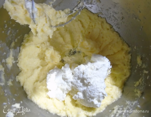 Добавить яйцо, взбить, затем — лимонный сок с цедрой, опять взбить, добавить творог. Творог берите мягкий. Взбить.