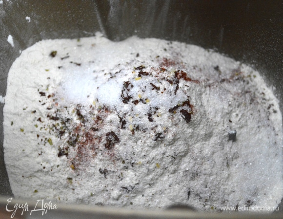 Замесить тесто из указанных ингредиентов (дрожжи, мука для итальянской пиццы от MAKFA, вода, сметана, масло оливковое, соль, черный перец, красный перец, сушеный базилик). Можно добавить прованские травы — будет только ароматней.