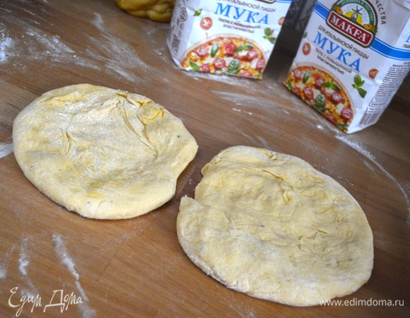 Разделить тесто на две одинаковые части.