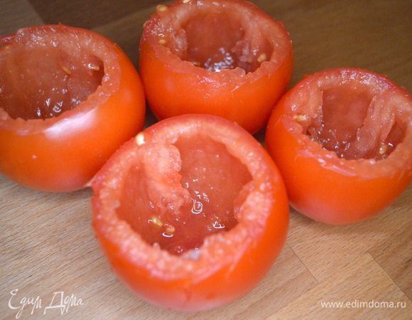У помидоров срезать верх и удалить внутренности. Посолить и тщательно просушить салфеткой.