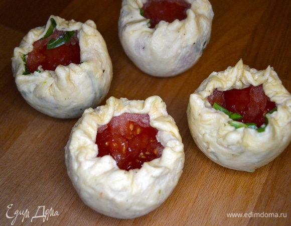 Обернуть помидоры тестом, защипывая края и заворачивая их внутрь помидоров.