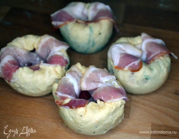 Уложить внутрь каждого помидора по ленточке бекона так, чтобы края выступали.