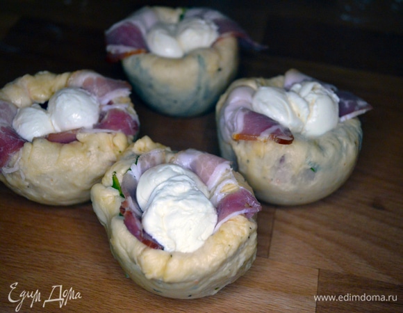 Уложить внутрь плотно шарики мини-моцареллы (количество зависит от величины помидора) и отправить в предварительно разогретую до 250°C духовку.