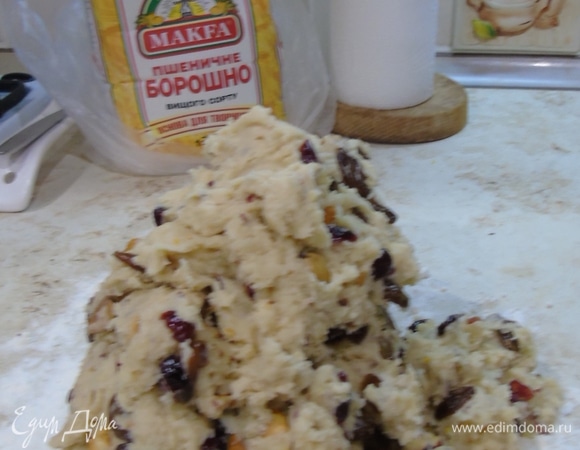 Добавляя муку, замесите тесто. Оно будет мягким, но при этом будет хорошо лепиться, собираться в комок. Выложите на припыленную мукой рабочую поверхность. Разделите тесто на две части.