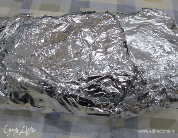 Заверните в пергамент, а потом — в фольгу плотно и отправьте на «лежанку» в прохладное место на 1–4 недели.