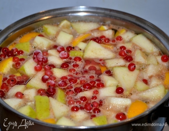 Воду довести до кипения. Подготовленные ингредиенты нарезать на кубики и отправить в кипящую воду на 5 минут.