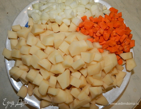 Картофель, лук и морковь почистить и нарезать небольшими кубиками.