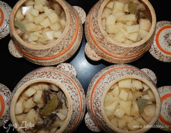 Добавляем в каждый горшочек соль, черный перец, гвоздику и маленький лавровый лист. Заливаем горшочки бульоном, который остался после варки мяса, если надо, доливаем воду и ставим в разогретую до 180°C духовку. Первые 45 минут готовим горшочки под закрытой крышкой, вторые 45 минут — без крышки.