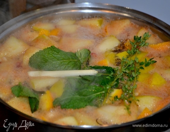 Далее добавить сахарный песок, зелень и специи, дать покипеть пару минут и выключить.