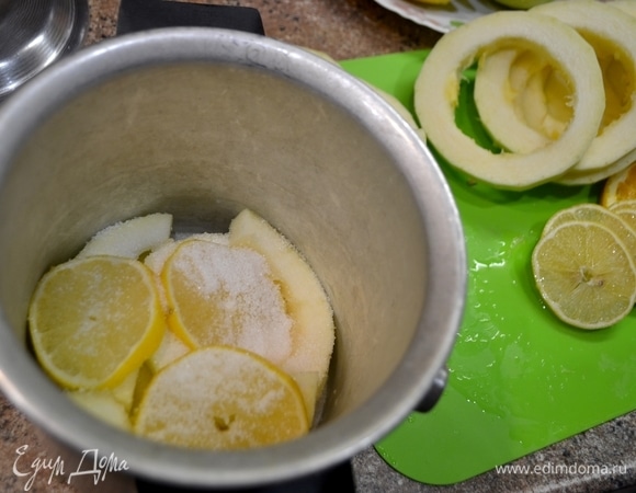 Слоями в кастрюльку положить: кабачок, сахарный песок, лимон, сахарный песок, кабачок, апельсин, сахарный песок. Так чередуем до самого верха.