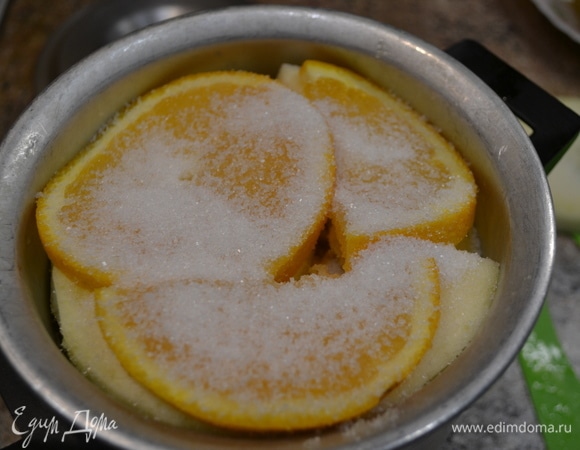 Последний слой — кабачок. Накрываем крышкой и ставим на огонь.