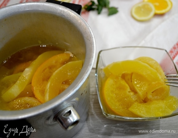 Готовый десерт разложить по креманкам и залить ароматным соком.