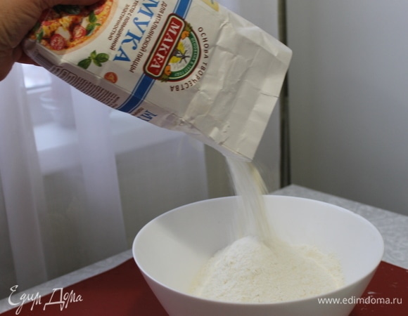 Муку для итальянской пиццы MAKFA перед замесом теста необходимо просеять. Дрожжи раскрошите и растворите в воде.