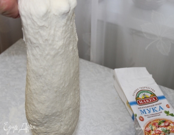 Тесто должно быть мягкое и однородное. Мука для итальянской пиццы MAKFA очень хорошего качества, с большим содержанием клейковины, мне пришлось во время замеса добавить воду. Поэтому и вы учитывайте качество выбранной вами муки, стараясь замесить мягкое тесто.