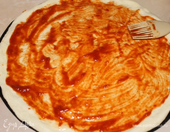 Нанесите томатный соус. Соус можно приготовить самостоятельно или взять готовый по своему вкусу.