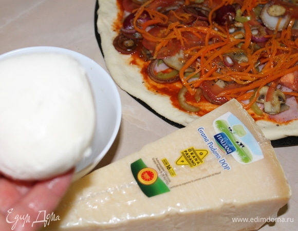 Натрите на терке подготовленный сыр. Моцареллу нарежьте ломтиками.