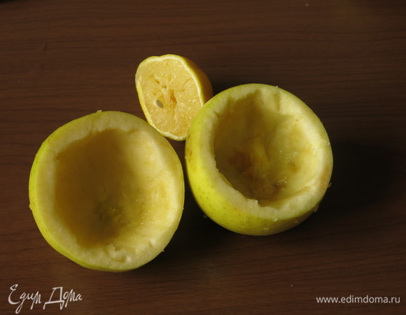 Срезаем с яблок верхушку и вынимаем сердцевину, формируем бокал. Сбрызгиваем срез лимонным соком.