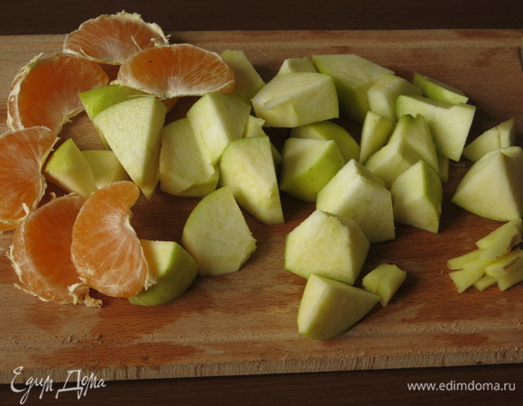 Нарезаем мандарин, яблоки и имбирь. Имбирь свежий, кусочек размером 1–1,5 см.