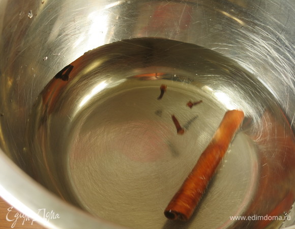 Заливаем пряности кипятком.