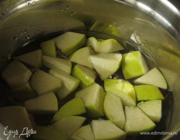 Кладем фрукты в воду с пряностями.