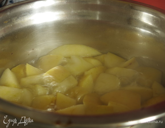 Ставим на огонь. Варим после закипания 5 минут.