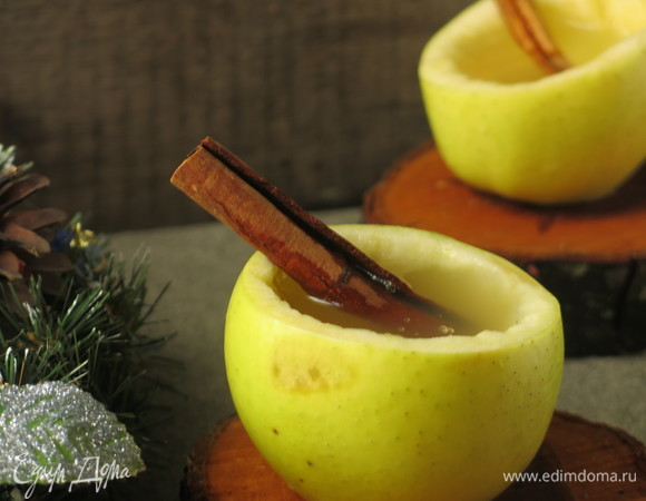 Разливаем по бокалам-яблокам. Доливаем напиток в яблоки, когда бокальчик опустеет. Подаем с медом, у меня мед с хвоей. Приятного аппетита!